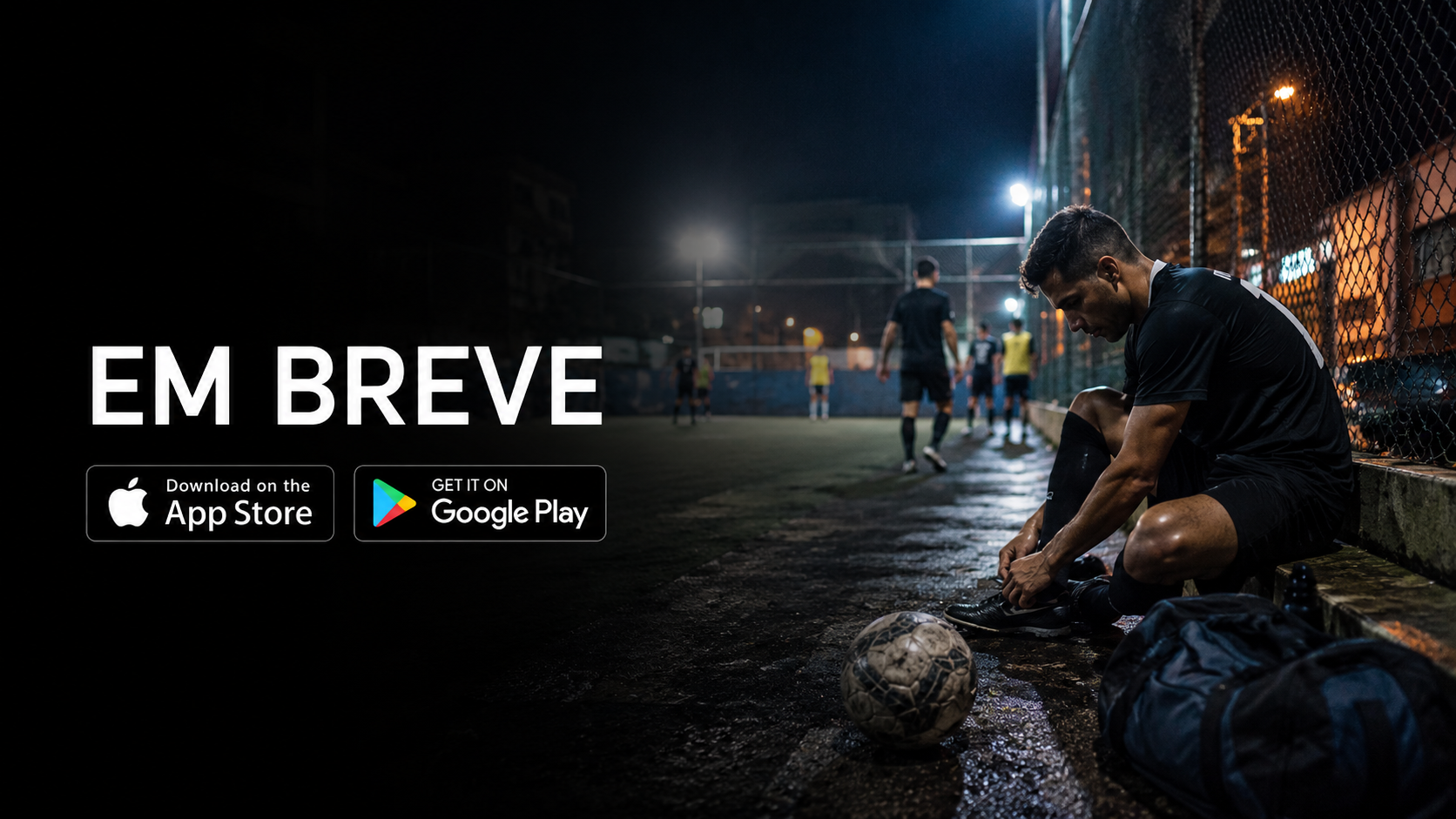 Jogador de futebol amador se preparando na lateral de uma quadra society durante uma pelada à noite.